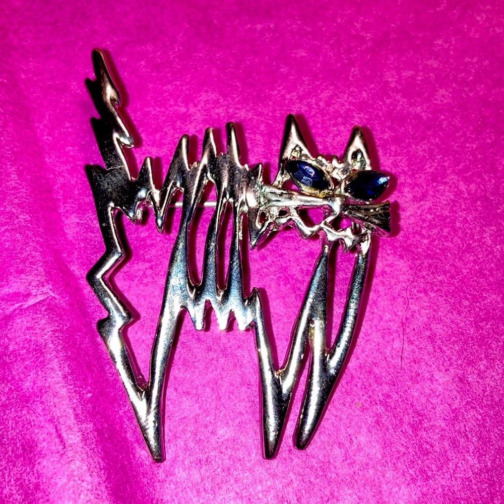 Scaredy-cat brooch